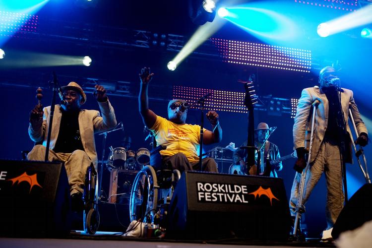 Handicapés. Staff Banda Bilili sang og spillede guitar, mens de snurrede atletisk rundt i deres køretøjer iklædt absolut topcool jakkesæt. 