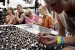 SMYKKEALLERGI. Hvis du vil undgå nikkel i smykker på Roskilde Festival, gør du klogt i at spørge efter stål og kirurgisk stål i boderne. 