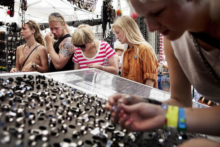SMYKKEALLERGI. Hvis du vil undgå nikkel i smykker på Roskilde Festival, gør du klogt i at spørge efter stål og kirurgisk stål i boderne. 