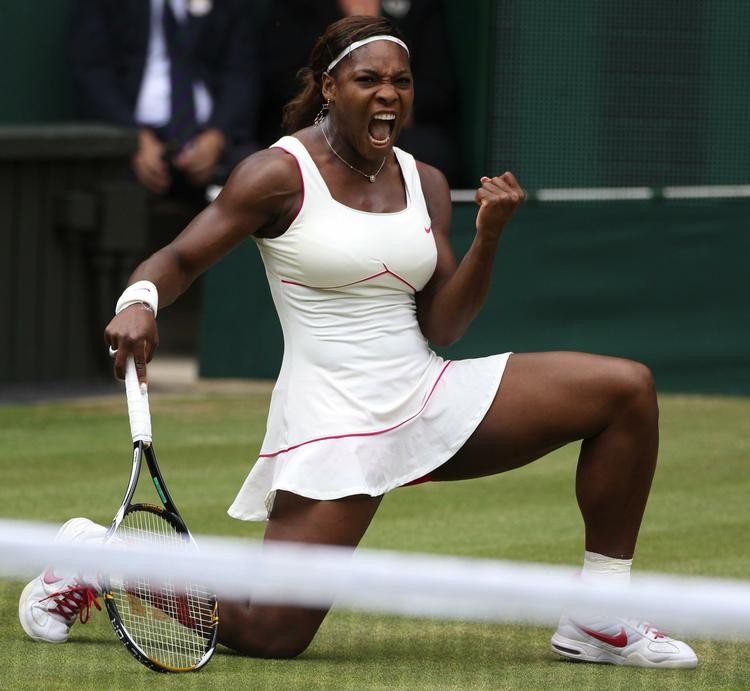 jubelskrig. Serena Williams skriger glæder ud efter at have vundet Wimbledon-turneringen for andet år i træk. 