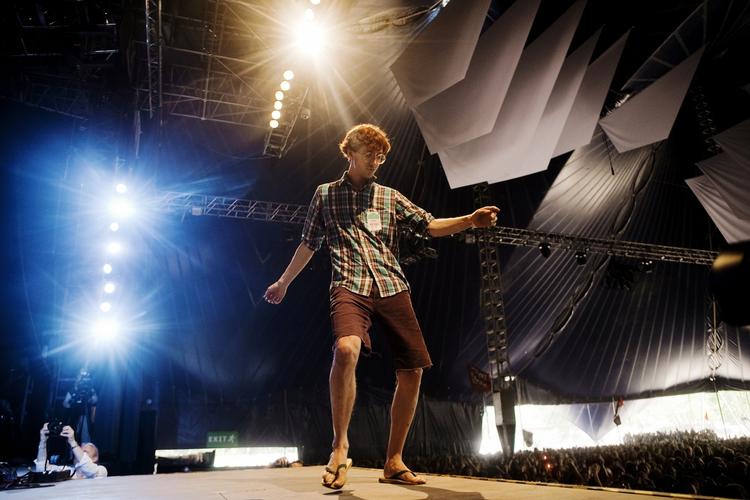 Vuggende. Med Simon &amp; Garfunkel som et klart pejlemærke i vokalerne sang Øye og Bøe deres smukke tostemmige harmonier ud over folk. 