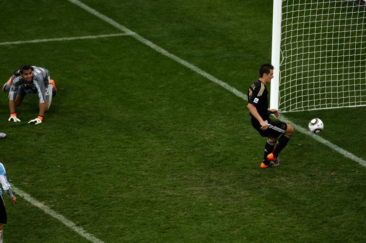 Skarpretter. Klose nettede to gange mod Maradonas tropper. 