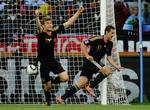 echt. De tyske målscorere Müller (tv.) og Klose jubler over 4-0-ydmygelsen af Argentina i VM's kvartfinale. 
