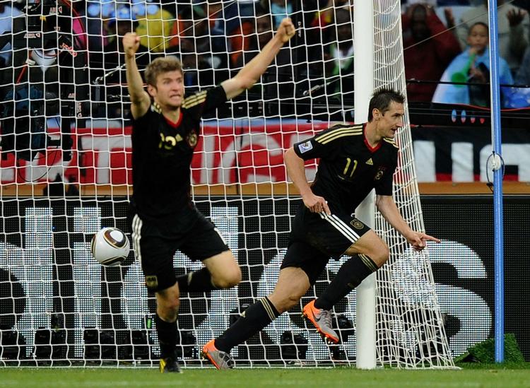 echt. De tyske målscorere Müller (tv.) og Klose jubler over 4-0-ydmygelsen af Argentina i VM's kvartfinale. 