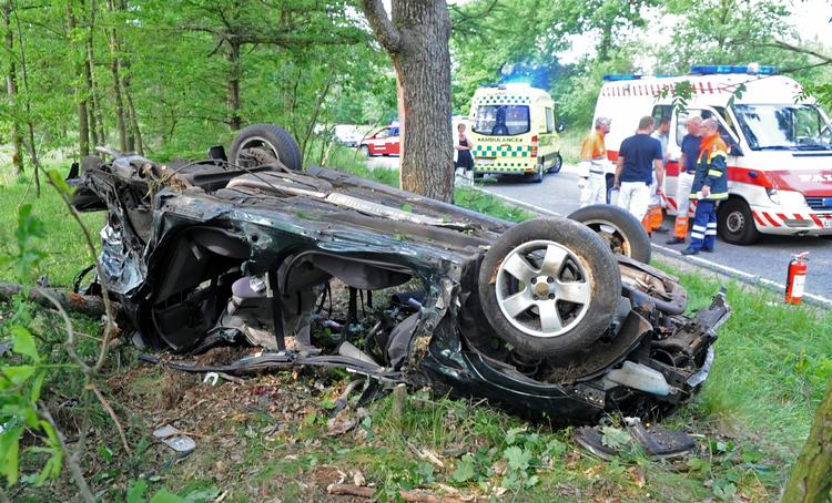 Hjælp. Seks ambulancer blev kørt til ulykken, men det endte alligevel med fem omkomne. 