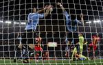 gud? Efter at Uruguays Luis Suarez havde reddet et skud med hænderne, påstod han, at det var Guds hånd. 