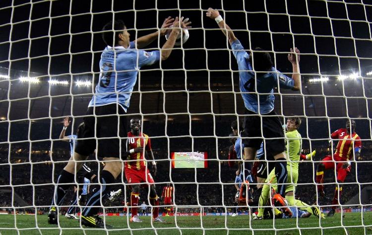gud? Efter at Uruguays Luis Suarez havde reddet et skud med hænderne, påstod han, at det var Guds hånd. 