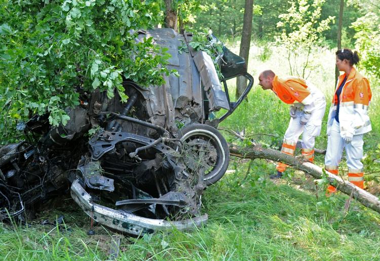 Tragedie. Ambulancefolkene kunne desværre ikke redde nogen af de fem personer i de to biler i ulykken. 