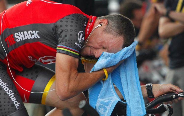svedig. Lance Armstrong varmede grundigt op og brændte så en eminent enkeltstart af på Tour de Frances prolog. 