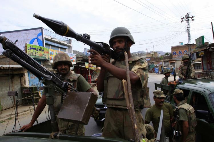 Krig. Pakistan vil for enhver pris undgå, at  Afghanistan kommer under ærkefjenden Indiens indflydelse. Derfor er pakistanerne tilbageholdende med at fordrive talebanerne. Arkivfoto. 