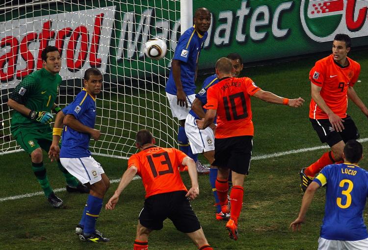 fire. Dette hovedstød var der ingen tvivl om, at Wesley Sneijder scorede på, men nu er han også krediteret 1-1-målet mod Brasilien. 