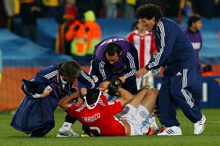 grædefærdig. Ingen kunne trøste Paraguays Oscar Cardozo efter kvartfinalenederlaget til Spanien, hvor han brændte et straffespark. 