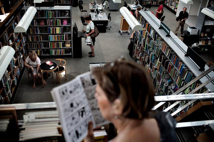 Nedskæring. En af de kommuner, der har sparet på biblioteksudgifterne i år, er Frederiksberg. Her på Hovedbiblioteket var der godt besøgt lørdag  formiddag trods sol og varme udenfor. 