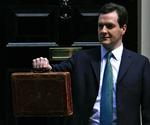 BUDGETTASKE. Den britiske finansminister George Osborne med den særlige kuffert, landets budgetter bæres i, når de skal fremlægges. 