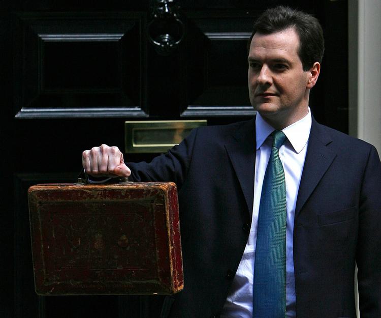 BUDGETTASKE. Den britiske finansminister George Osborne med den særlige kuffert, landets budgetter bæres i, når de skal fremlægges. 