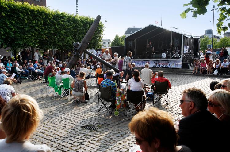 Mageligt. Frekvensen af medbragte campingstole er - med god grund - høj ved Mindeankeret i Nyhavn, hvor Majken og Fjeldtetten spillede fredag aften. Foto: Morten Langkilde 