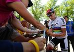 eftertragtet. Cadel Evans fik skrevet en del autografer inden starten på 1. etape. 