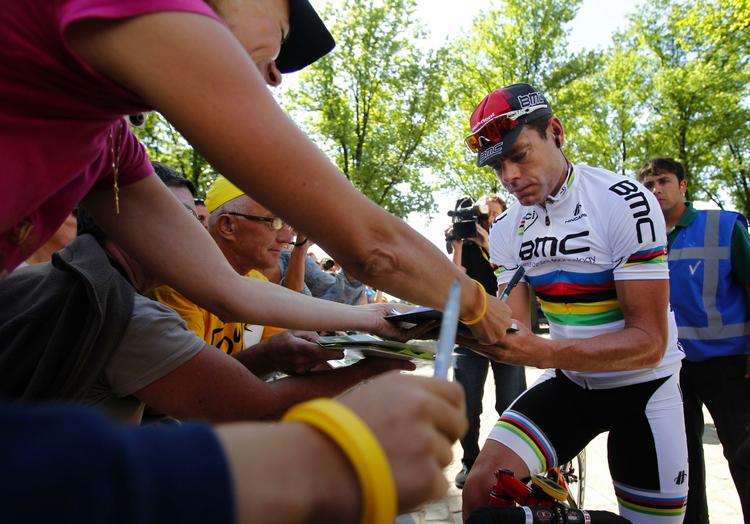eftertragtet. Cadel Evans fik skrevet en del autografer inden starten på 1. etape. 