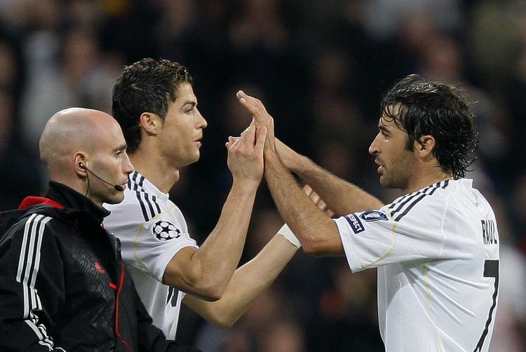 kongeskifte? Cristiano Ronaldo (tv) blev skiftet ind på Real Madrids hold efter en skadespause. Madrilenernes store stjerne, Raul, blev udskiftet. 