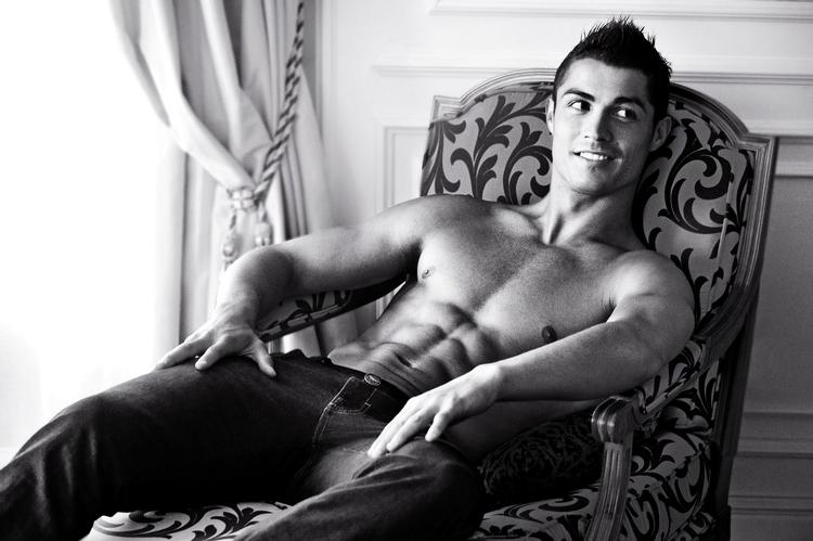 TUDESMUK. Maskuline ikoner som Cristiano Ronaldo  fik i ugens løb en af TV 2's utallige ekspert- kommentatorer, den såkaldte modediktator Jim Lyngvild, til at bryde grædende sammen i studiet. Manden har ret: Mediedækningen af VM er til at græde over. 