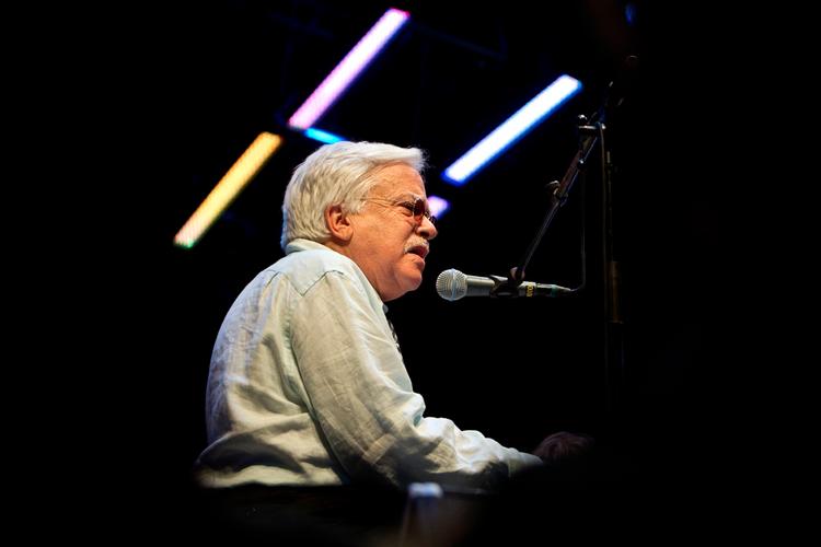 2010. I år var det Van Dyke Parks, der trak den musikalske tråd tilbage i tiden på Roskilde. 