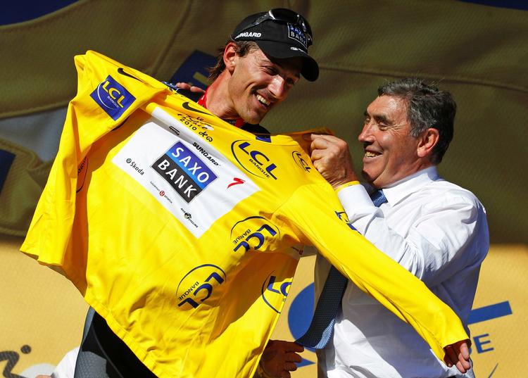 kongemøde. Fabian Cancellara fik sin gule trøje overrakt af ingen ringere end Eddy Merckx. 