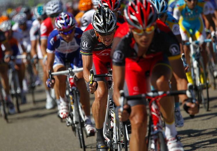 Beskyttet. Lance Armstrong i læ bag en holdkammerat. 