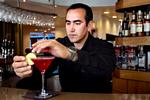 Cocktails. Hver tredje ansatte på Scandic Copenhagen er mere end pæredansk. Bartender Abdullah Günaydin servicerer gæster på 21. år, men han frygter for fremtiden, fordi turisterne i stigende grad fravælger København. 