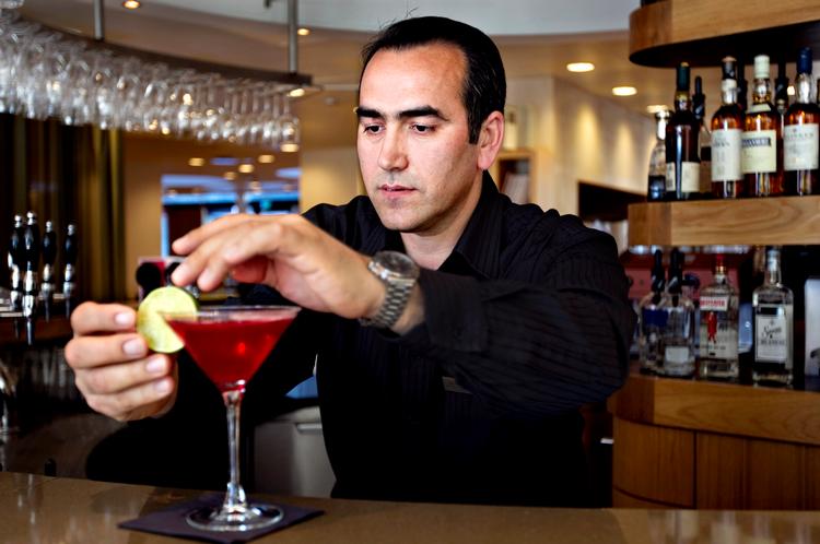 Cocktails. Hver tredje ansatte på Scandic Copenhagen er mere end pæredansk. Bartender Abdullah Günaydin servicerer gæster på 21. år, men han frygter for fremtiden, fordi turisterne i stigende grad fravælger København. 