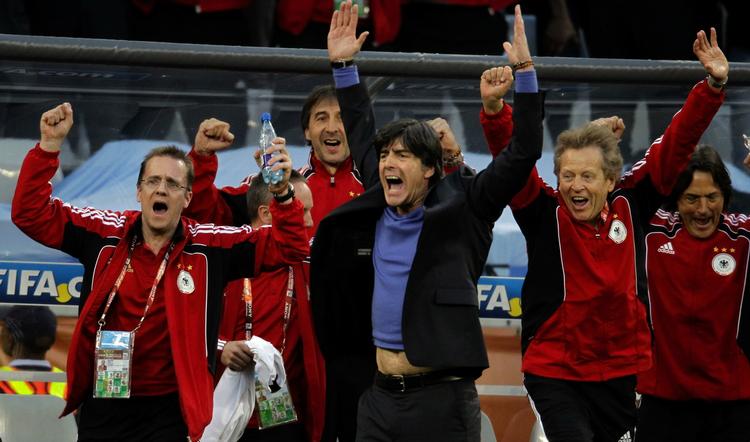 succestræner. Tysklands landstræner, Joachim Löw, høster stor ros i medierne efter holdets 4-0-ydmygelse af Argentina. 