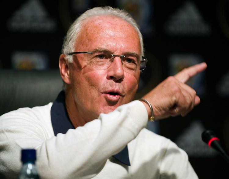 Franz Beckenbauer kommer ofte med hård kritik, men det er ikke tidligere hørt, at han undskylder sine udtalelser. Arkivfoto. 