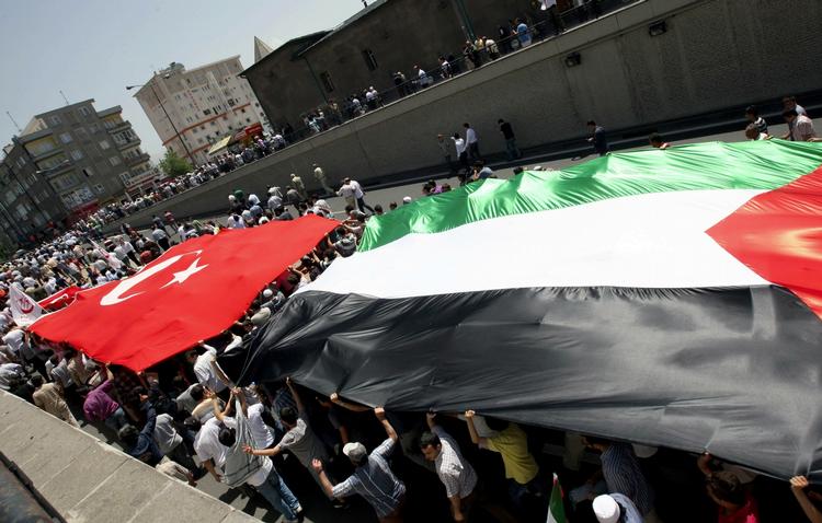 BEGRAVELSE. Pro-palæstinensiske tyrkere demonstrerer i Kayseri i forbindelse med begravelsen af aktivist fra 'Mavi Marmara'. 