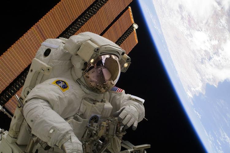 RUMFÆRD. Astrunaut på rumvandring ved den internationale rumstation. 