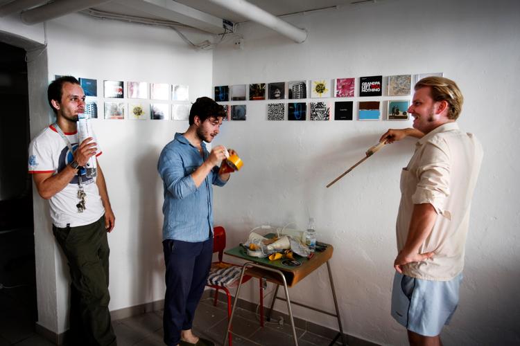 Det er ikke for tøsedrenge at åbne nye butikker i dagens Danmark. Ti unge musikere og komponister, blandt andre fra venstre Kasper Tagel, August Rosenbaum og Per Lyhne Løkkegaard, vover springet.  Foto: Morten Langkilde 