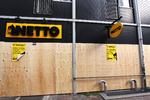BUTIK. Den lukkede Nettoforretning beskyttes mod hærværk af kraftige krydsfinerplader, mens overvejelserne om dens enventuelle genåbning fortsætter. 