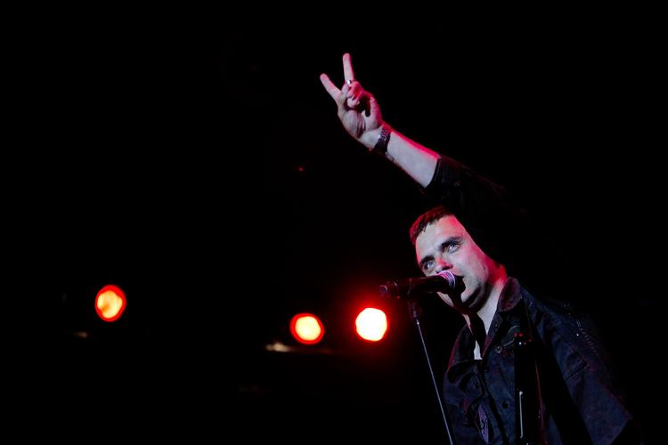 Førerhund. Den skæve folkeforfører Simon Kvamm udnyttede fredag nat alle sine talenter og fik sammen med resten af Nephew topkarakterer af Politikens anmelder Erik Jensen. 