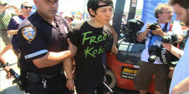 Konkurrencemenneske. Den professionelle hurtigspiser Takeru Kobayashi kunne ikke styre sin frustrationer, da han blev udelukket fra at konkurrere. 