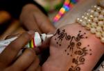 Tatoveringer med henna er eksotiske og flotte og forsvinder efter kort tid. Men har tatovøren brugt farve med stoffet PPD kan tatoveringen gøre dig alvorligt allergisk overfor hårfarve og nye hennatatoveringer. Arkiv 