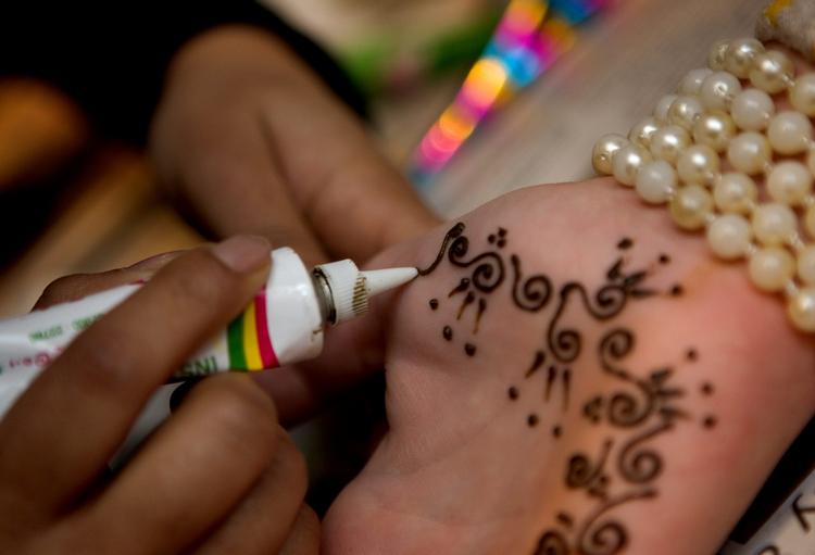 Tatoveringer med henna er eksotiske og flotte og forsvinder efter kort tid. Men har tatovøren brugt farve med stoffet PPD kan tatoveringen gøre dig alvorligt allergisk overfor hårfarve og nye hennatatoveringer. Arkiv 