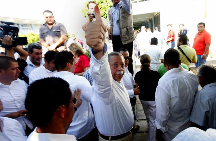 DEMOKRATI. Egidio Torres (midten) bror Rodolfo Torre Cantu blev en uge inden guvenørvalgene i Mexico dræbt af en narkobande. Egidio stillede op i sin brors sted, og vandt valget i delstaten Tamaulipas. 