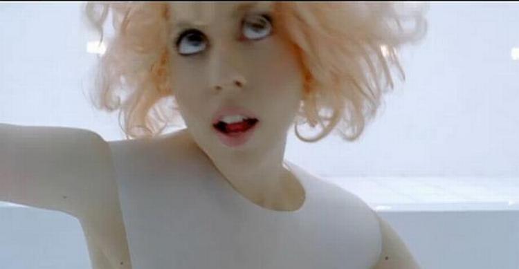 Øjne som tekopper - den berømte sangerinde Lady Gaga inspirerer kvinder til nye øjenstørrelser. 