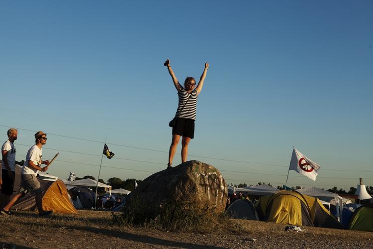 Sms'er er geniale, når man skal finde hinanden i mylderet.på Roskilde Festival. I år steg antallet af sms'er til rekordhøjde. 
