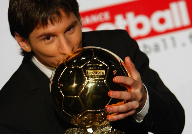 hæderspris. Lionel Messi kysser den gyldne bold, som er symbolet på, at argentineren i 2009 blev valgt til årets bedste spiller. Arkivfoto. 