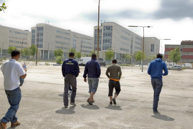 Eftersøgt. Om natten sover disse romaer på en parkeringsplads/byggetomt der ligger på Njalsgade på Amager. 