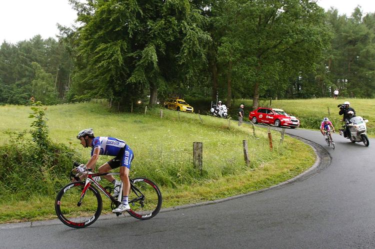 solotur. Etapevinder Sylvain Chavanel på vej på nedkørslen fra Aisomont. Franskmanden sikrede sig den gule trøje på en kraftfuld indsats. 