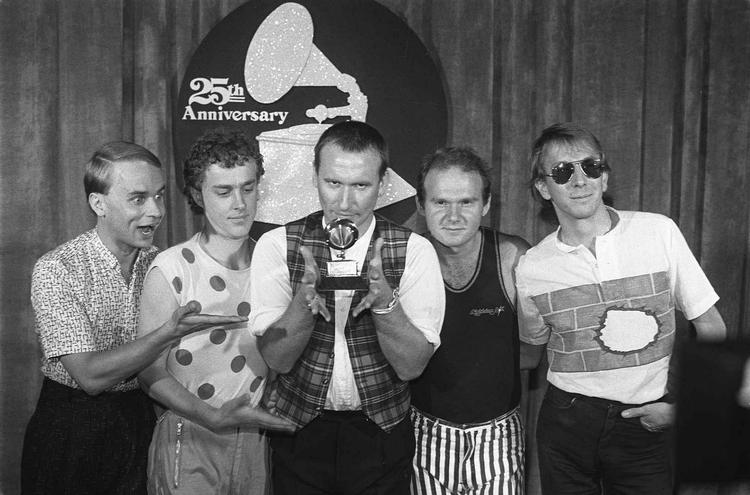 De så glade ud i 1983, da de lige havde vundet en grammy for 'bedste nye artist' i Australien. Det var lige efter, sangen 'Down Under' var blevet et monsterhit i hele verden. Nu skal de betale for at have lånt lidt fra en børnesang om en australsk fugl. 