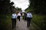 Anholdt. En gruppe romaer bliver ført bort af politiet. 