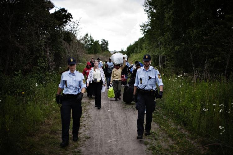 Anholdt. En gruppe romaer bliver ført bort af politiet. 