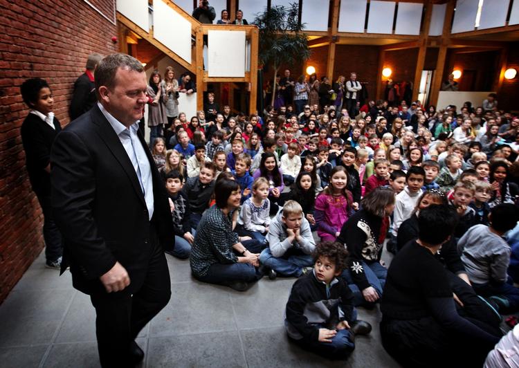 Morgensang. Som optakt til regeringens såkaldte rejsehold, der foretager et 360 graders eftersyn af folkeskolen, besøgte statsminister Lars Løkke Rasmussen i marts Egedalsskolen i Kokkedal, hvor de blev modtaget af elever og morgensang. 