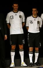 spielführer. Tyskland har to anførere i øjeblikket. Michael Ballack (tv), som er skadet og Philipp Lahm, som har gjort det godt under VM. Nu er der lagt op til kamp om anførerbindet. Arkivfoto. 